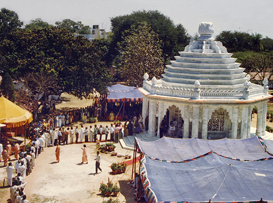 ராஞ்சியில் உள்ள ஸ்மிருதி மந்திர் அர்ப்பணிப்பில் பக்தர்கள்