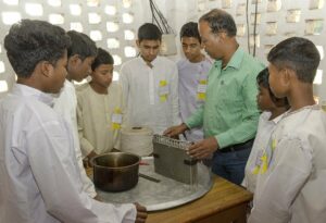 மெழுகுவர்த்தி தயாரிப்பதற்கான அடிப்படைகளை சிறுவர்கள் கற்றுக்கொள்ளுதல்.