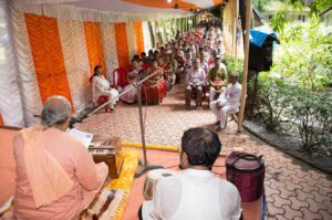 स्वामी अमरानन्द ने मृणालिनी माताजी के संदेश का पाठ किया, दक्षिणेश्वर