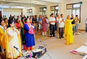 Brahmachari Vinayananda performs arati, Gurugram.