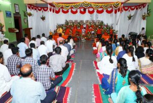 ब्रह्मचारी प्रज्ञाानन्द ध्यान का संचालन करते हुए, बेल्लारी।