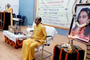 Brahmacharis Dhairyananda and Chinmayananda during conducted meditation, Raipur.