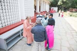 भक्तों से मिलते स्वामी नित्यानन्द।