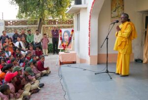 ब्रह्मचारी स्वरूपानन्द माता-पिता और बच्चों से बात करते हुए।