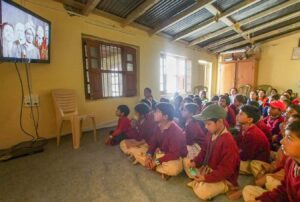 गुरुदेव श्री श्री परमहंस योगानन्द पर एक वीडियो देख देखते हुए।