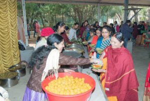 भक्तों को प्रसाद वितरण।