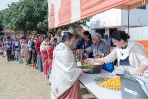 10,000 से अधिक भक्तों और आम जनता प्रसाद प्राप्त करते हुए, रांची।