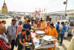 40 రోజుల కార్యక్రమంలో భండారాలు క్రమం తప్పకుండా నిర్వహిస్తారు