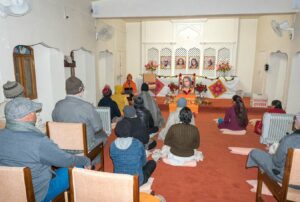 Swami Lalitananda gives a discourse.