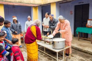 లెప్రసీ కాలనీలోభోజనాలు పెడుతూ.