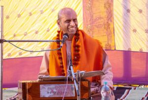 Swami Suddhananda addresses the devotees.