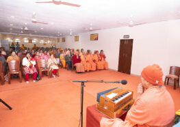 स्वामी वासुदेवानन्द एक संक्षिप्त ध्यान का संचालन करते हुए।