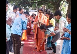 Devotees shower flowers at Draupadi Mai’s feet.