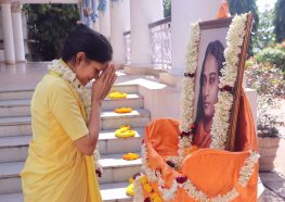 ब्रह्मचारिणी कृष्णप्रिया गुरुजी को प्रणाम करती हुईं।