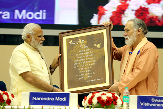 ప్రధాని మోదీకి స్వామి విశ్వానంద బహుమతి