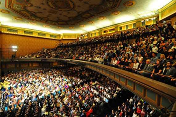 Auditorium packed with devotees during Daya Mata memorial service