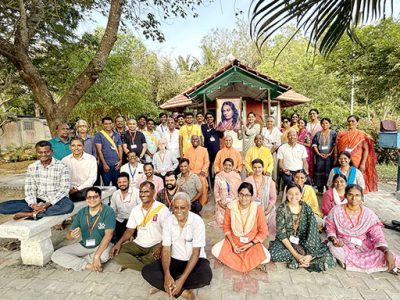 YSS-Sadhana-Sangam-Chennai-Ashram-2024-Group-Photo-Sannyasis-and-devotees